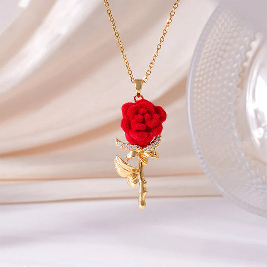 Elegante collana con rosa rossa pendente – Design raffinato